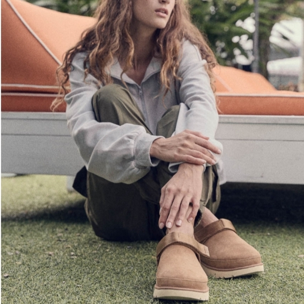 UGG Goldenstar Clog In Chestnut 8 NWT